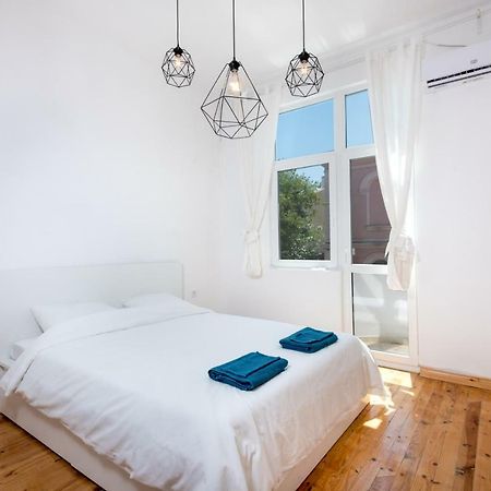 The White Apartment - Bogoridi Main Street Burgas Stad Buitenkant foto