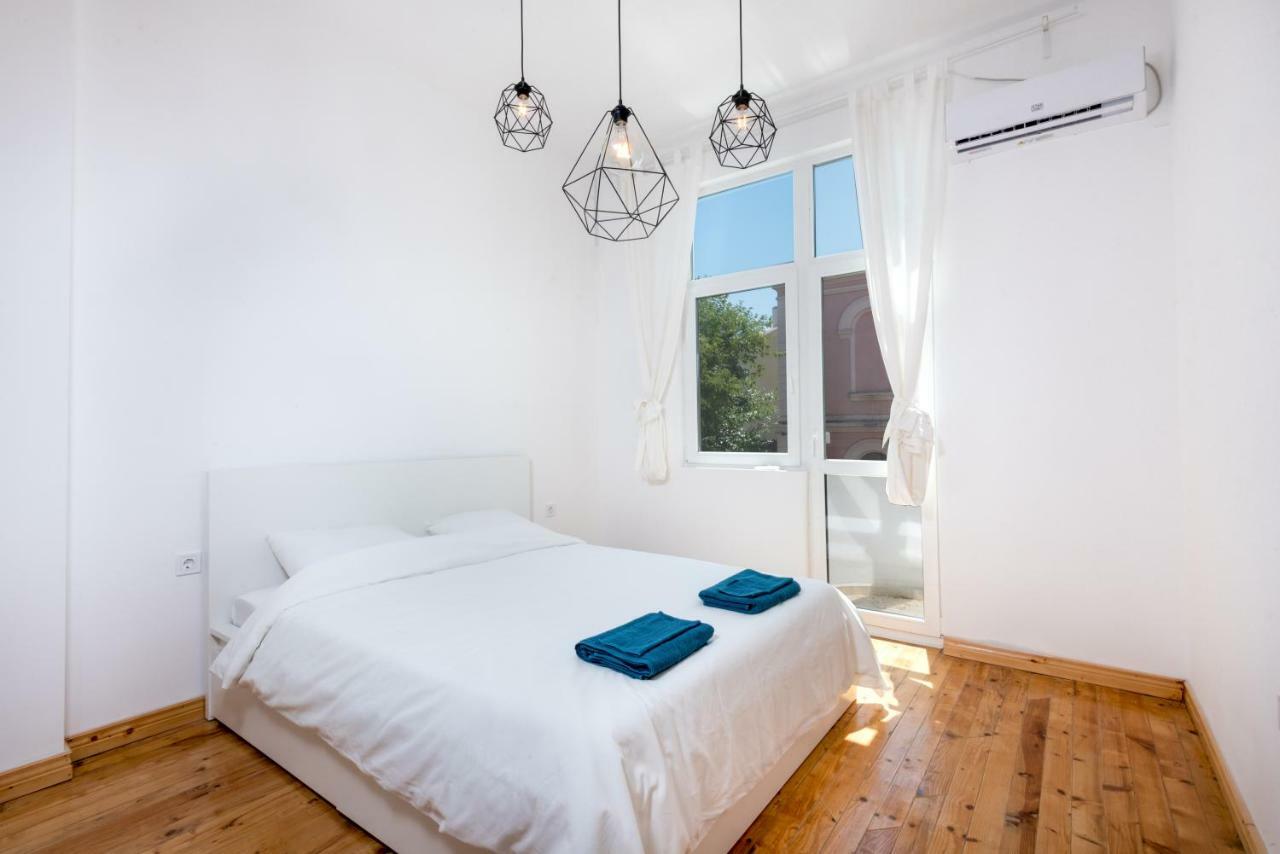 The White Apartment - Bogoridi Main Street Burgas Stad Buitenkant foto